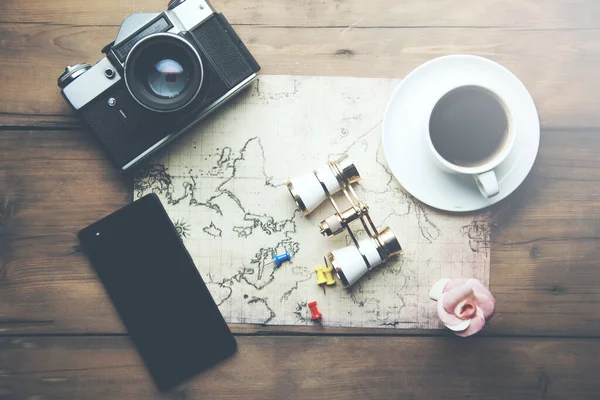 Reisekonzept Karte Kamera Und Fernglas Auf Dem Tisch — Stockfoto