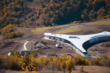 Vadideki büyük baraj inşaatı için inşaat alanı.