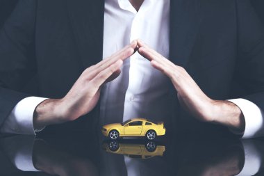 Koyu arkaplanda küçük arabanın el modeli.