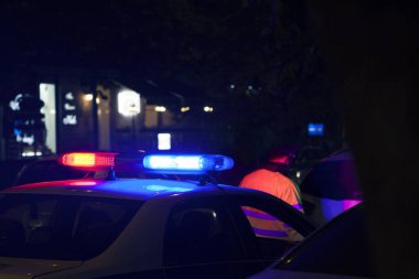 Geceleri sokakta polis arabası