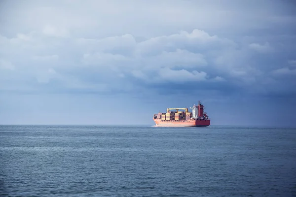 Lonely Ship Floating Flat Surface Sea Calm Morning — Stock Photo, Image