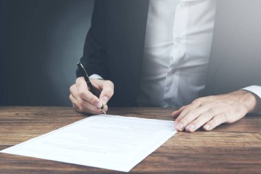 bir belgeyi imzalamadan veya yazma yazışmalar adam