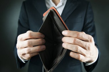 Koyu arkaplanda iş adamı eli boş cüzdan