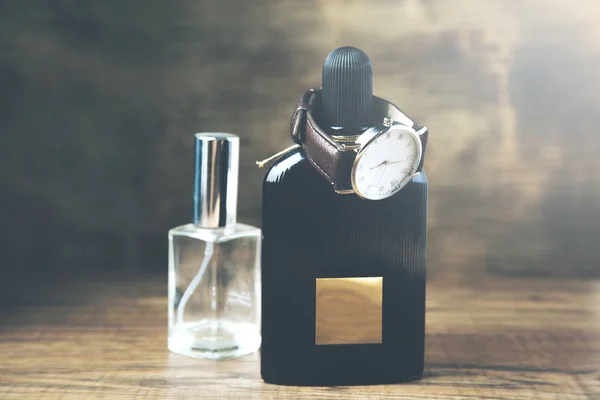 Garrafa Perfume Assistir Fundo Mesa Madeira Marrom — Fotografia de Stock
