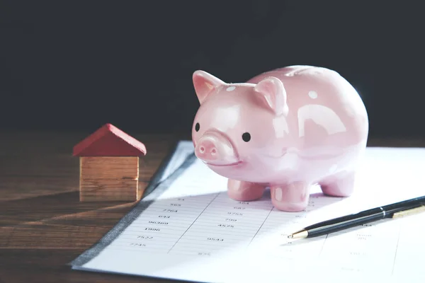 小猪银行和现金暗示储蓄为房子房子模型 — 图库照片