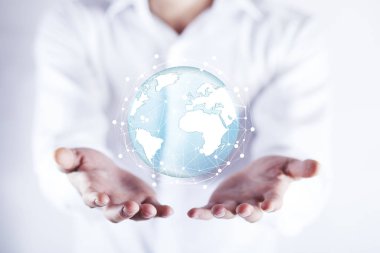 İnsan eliyle sanal küreyi ekranda tutuyor