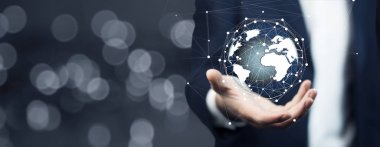 İnsan eliyle sanal küreyi ekranda tutuyor