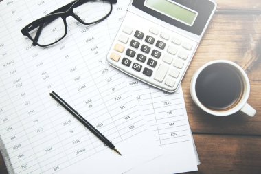 Belgede bir fincan kahve ve hesap makinesi