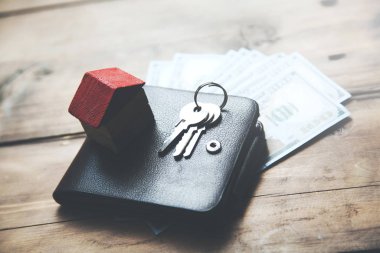 ev modeli üzerinde dolar nakit para cüzdanı Emlak kavram