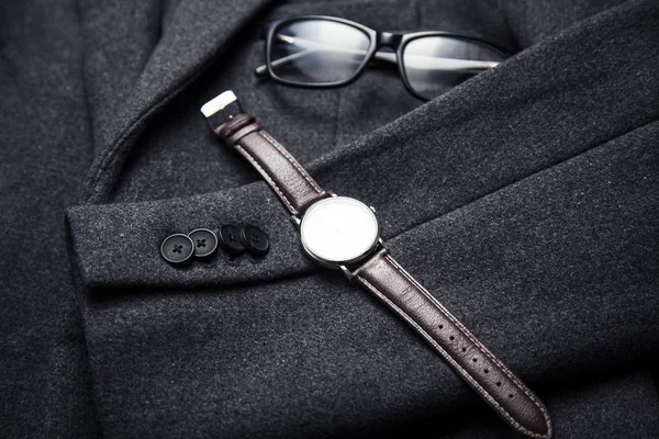 Homem Elegante Relógio Óculos Fundo Casaco — Fotografia de Stock