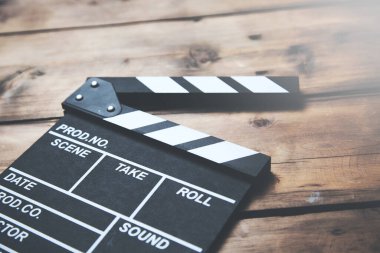 Tahta masadaki film alkışının klasik fotoğrafı.