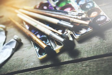 Profesyonel sanat materyalleriyle dolu güzel bir hayat.