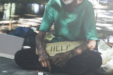 Evsiz birinin yardıma ihtiyacı olduğunda yardım mesajı