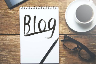 Sayfadaki blog metni kahve ve bardaklarla dolu.