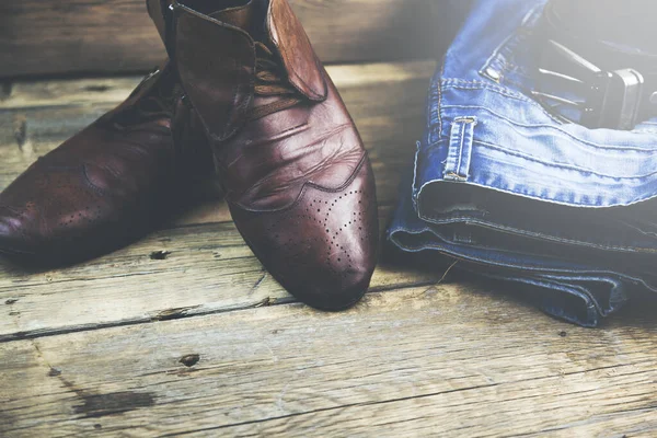 Jeans Homme Avec Chaussures Ceinture Sur Table Bois — Photo