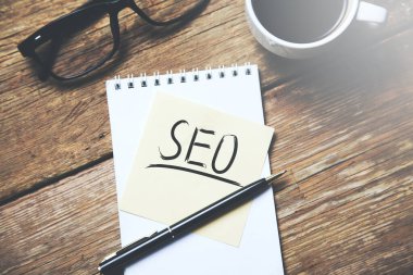 bir fincan kahveyle kağıt üzerinde seo metin