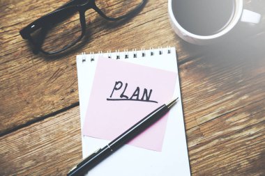 Bir fincan kahveyle kağıt üzerine metin planla