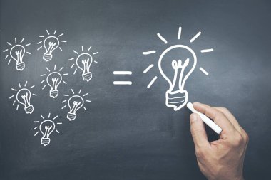 İş adamı fikri ya da ampulleri çiziyor