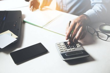 Muhasebeci iş adamı hesap makinesi ile elleri
