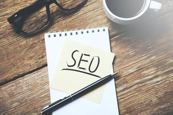 bir fincan kahveyle kağıt üzerinde seo metin