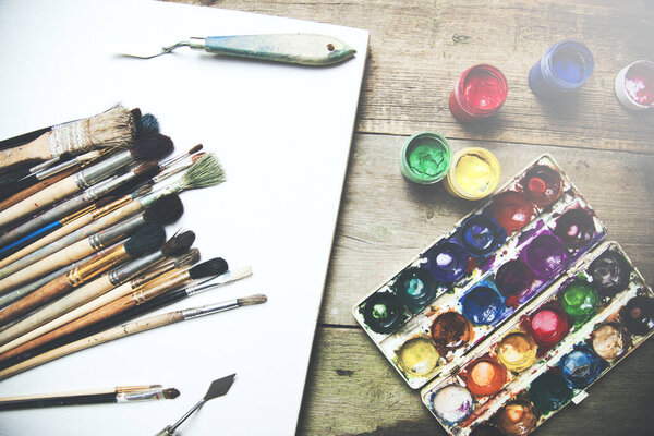 Красивый натюрморт с профессиональными художественными материалами
