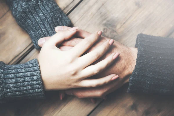 Uomo Donna Che Tengono Mano Tavolo Legno — Foto Stock