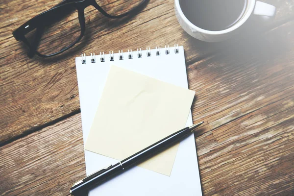 Bloc Notes Avec Tasse Café Verres Sur Table — Photo