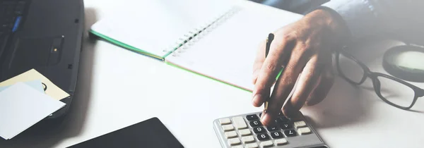 Mãos Contador Homem Negócios Com Calculadora — Fotografia de Stock