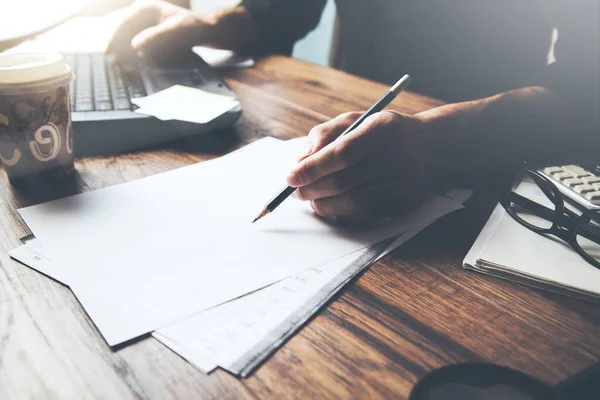 Homme Affaires Document Main Avec Ordinateur Dans Bureau — Photo