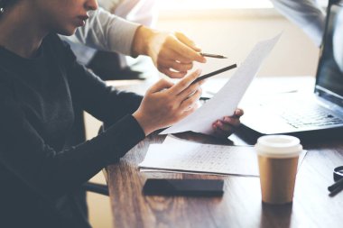 Ofiste çalışan kadın ve erkek.