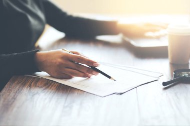 kadın el dokümanı ve bilgisayarı ofiste