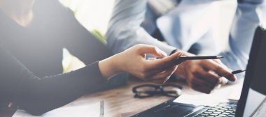 Ofiste çalışan kadın ve erkek.