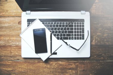 dizüstü bilgisayardaki akıllı telefon