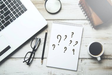 Bilgisayarlı not defterinde soru işareti
