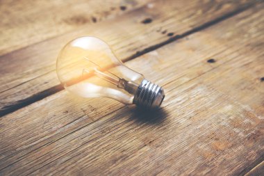 Fikir ya da ampul ahşap masada.