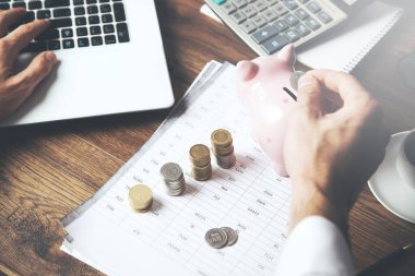 Paraları ve kumbaraları hesapla.