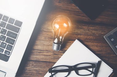 Masadaki fikir ya da ampul ve bilgisayar