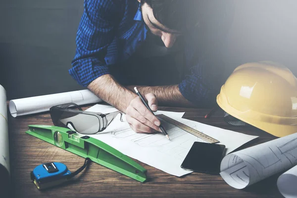 Arquitecto Trabajando Planos Extendidos Sobre Una Mesa — Foto de Stock