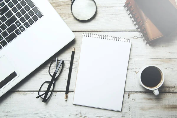 Computer Mit Notizblock Und Tasse Kaffee — Stockfoto