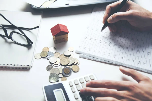 Homme Pièces Monnaie Modèle Maison Avec Document — Photo