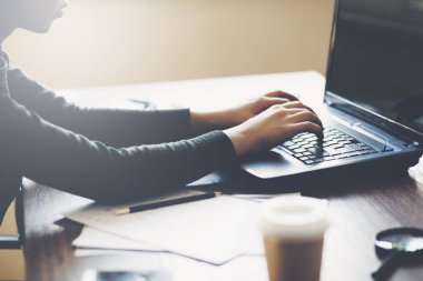 Ofis masasındaki bilgisayarda çalışan kadın.