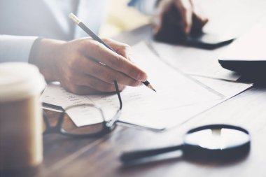 İş adamı el dokümanı ve ofiste çalışan akıllı telefon