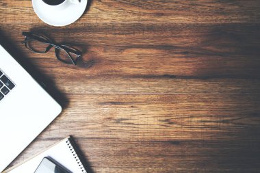 Ofis resepsiyon masası bilgisayar, sarf malzemeleri ve kahve fincanı ile