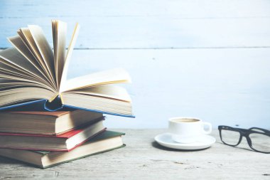 Kitap ve kahve ahşap tablo
