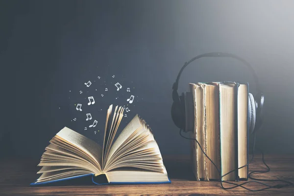 Libro Abierto Notas Musicales Con Auriculares —  Fotos de Stock