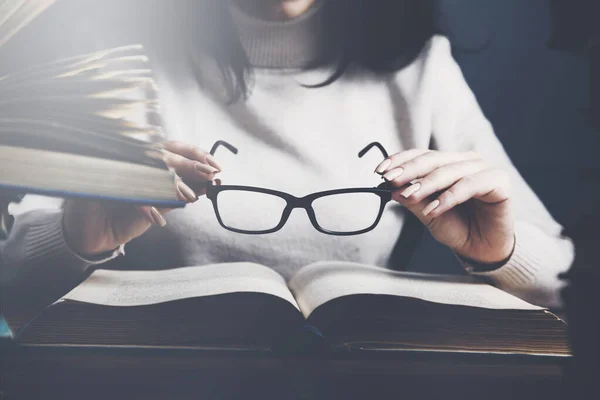 本や手眼鏡を読む女 — ストック写真