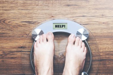 Dişi çıplak ayaklar teraziye basıyor- yardım