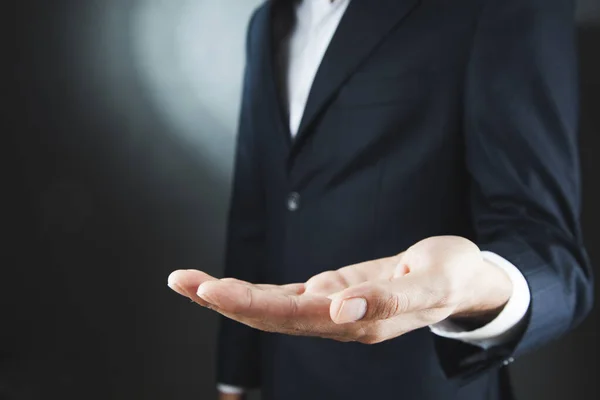 Geschäftsmann Mit Offener Hand Auf Dunklem Hintergrund — Stockfoto