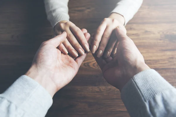 Primer Plano Dos Jóvenes Amantes Tomados Mano Una Mesa —  Fotos de Stock