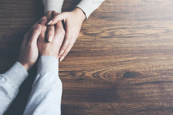 Primer Plano Dos Jóvenes Amantes Tomados Mano Una Mesa —  Fotos de Stock